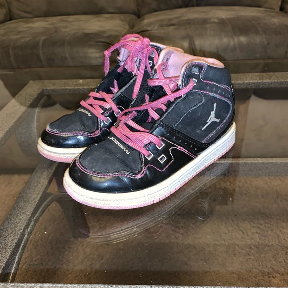 Variety of UGG boots, converse and sketchers - Picture 8 of 8